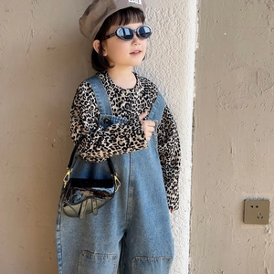 Fashionable girls laser shiny saddle shoulder bag paired with leopard top and denim set