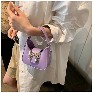 Détail du mini sac lavande avec fermoir noeud argenté et anneaux pour bandoulière latérale