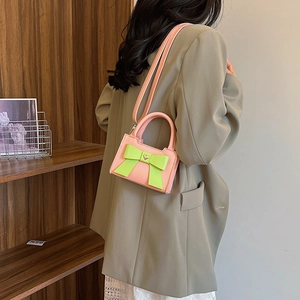 Mini borsa a tracolla rosa per bambini con grande fiocco verde e fibbia a cuore dorata