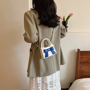 Mini borsa a tracolla bianca per bambini con grande fiocco blu e fibbia a cuore dorata