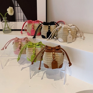 Mini sacs seaux en paille tissée en six couleurs avec bordure en cuir et cordon