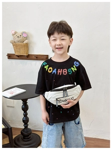 Close-up of kids white waist bag featuring TONGUUO letters and reflective details
