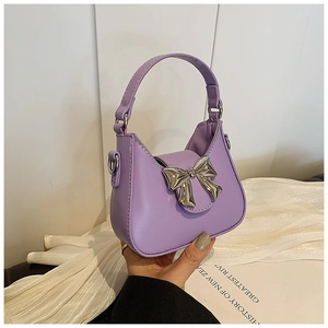Vue détaillée du mini sac à main lilas avec nœud métallique argenté et cuir PU lisse