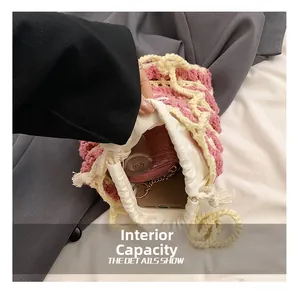 Détail de l'intérieur du sac seau au crochet rose et blanc montrant la doublure en coton