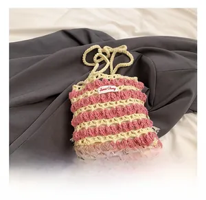 Détail du sac tricoté rose et blanc à vagues avec l'étiquette Sweet Cherry