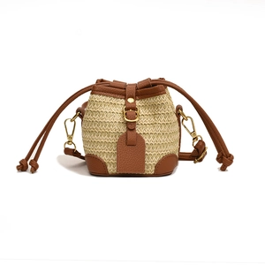Mini sac seau chic en paille tressée avec bordure en cuir marron et bandoulière pour l'été