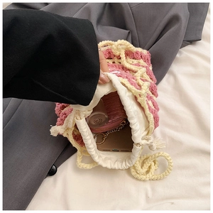 Détail du sac seau tissé main montrant la doublure en toile et la capacité de rangement