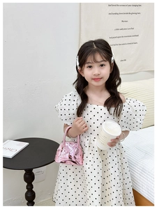 Détail d'un mini sac rose brillant en cuir verni pour enfants avec effet miroir