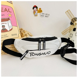 Close-up of a white sports fanny pack with black zipper and TONGHUO letter print