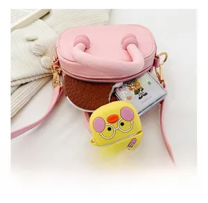 Mini borsa a tracolla rosa che mostra la capacità interna con ecopelle testurizzata