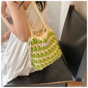 Détail du sac bandoulière au crochet vert et jaune avec étiquette Sweet Cherry