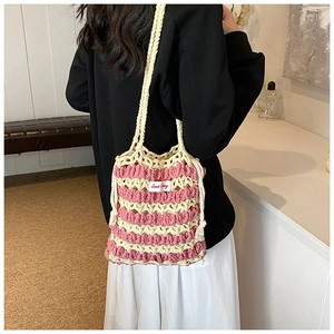 Détail d'un sac bandoulière en tricot rose et beige avec étiquette Sweet Cherry sur modèle