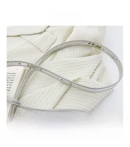 Détail de la bandoulière confortable sur sac beige à rayures et texture nette