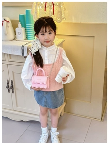 Detail of pink ruffled crossbody bag with XAYINAI logo for kids fashion outfit