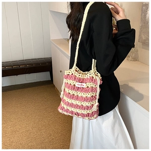 Sac à bandoulière en maille rose et beige avec étiquette Sweet Cherry porté par un modèle