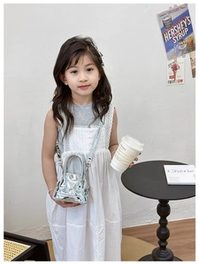 Vue détaillée du mini sac bandoulière argenté matelassé avec finition métallique