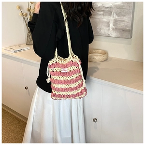Détail du sac à bandoulière en crochet rayé rose et blanc avec étiquette Sweet Cherry