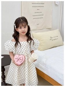 Sac à bandoulière rose en forme de cœur avec nœud et robe d'été à pois blancs
