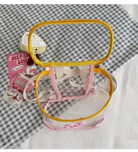 Vue intérieure montrant l'espace de rangement d'un sac à dos en PVC rose pour enfant
