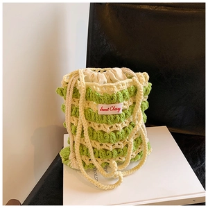 Détail du sac seau au crochet avec texture ondulée verte et doublure à cordon