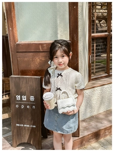 Detail of a white textured crossbody bag for girls with wave pattern and stylish design