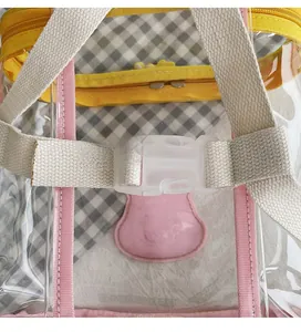 Détail de la boucle en plastique blanc et de la bordure rose du sac à dos pour enfant