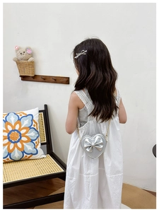 Sac bandoulière enfant argenté en forme de cœur avec grand nœud et chaîne dorée