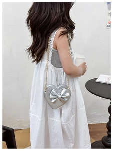 Sac bandoulière enfant argenté en forme de cœur avec grand nœud et chaîne dorée