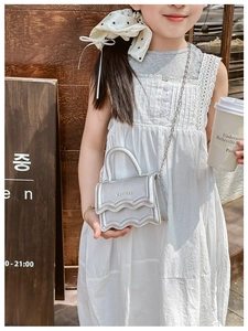 Silver metallic wave pattern mini crossbody bag with metal chain strap for kids