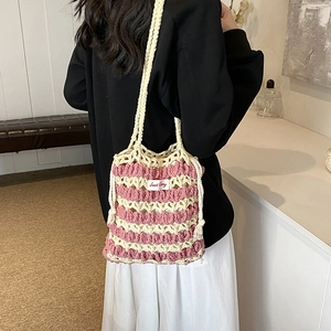 Sac cabas en crochet rayé rose et blanc avec écusson Sweet Cherry et bandoulière