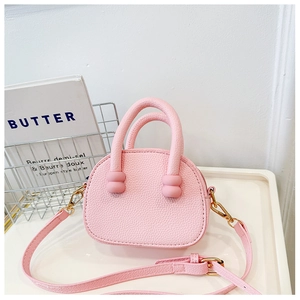 Dettaglio borsa semicerchio rosa con trama litchi e hardware in metallo dorato