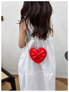 Sac à bandoulière rouge en forme de cœur pour fille avec nœud et chaîne dorée