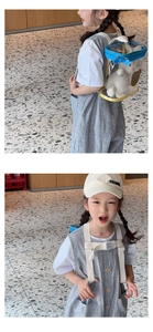 Détail du sac à dos transparent en PVC pour enfants avec bords colorés et ours en peluche