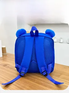 Dettaglio dello schienale in mesh traspirante e spallacci imbottiti su uno zaino blu da bambino