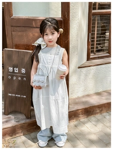 Detail view of a mini silver chain bag and bow hair clip for girls fashion accessory set