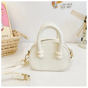 Dettaglio borsa per bambini in pelle PU bianca con trama litchi e metallo dorato