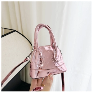 Vue détaillée du sac à main matelassé rose métallisé avec finition brillante et logo