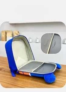 Dettaglio dell'interno dello zaino blu per bambini con scomparto a rete pratico