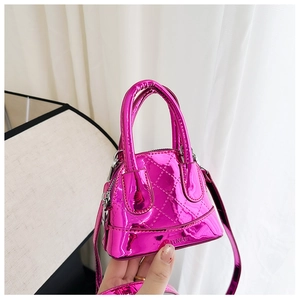 Détail d'un mini sac à bandoulière matelassé fuchsia brillant en forme de coquillage