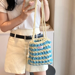 Sac bandoulière au crochet à rayures bleues et blanches avec écusson Sweet Cherry
