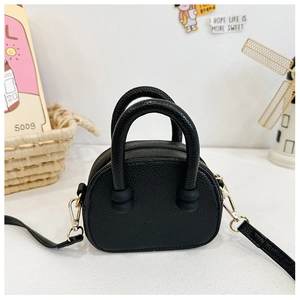 Dettaglio mini borsa a tracolla nera in pelle martellata con fibbie in metallo oro