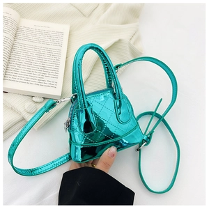 Détail du sac bandoulière matelassé bleu brillant montrant la mini taille et le cuir verni