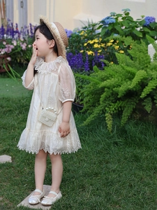 Détail du mini sac bandoulière d'été avec anse en perles et boucle rose pour filles