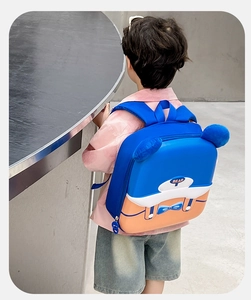 Dettaglio degli spallacci traspiranti e del design a orsetto sullo zainetto blu per bambini