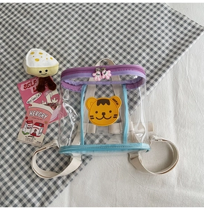Détail du sac à dos transparent en PVC pour enfants avec bordure violette et badge