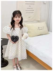 Sac bandoulière cœur noir pour fille avec nœud et chaîne porté par un mannequin