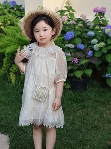 Tenue d'été pour fille avec robe en dentelle, chapeau de paille et sac perlé mini