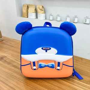 Dettaglio dello zaino rigido in EVA per bambini con design a orso blu e arancione