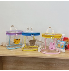 Vue détaillée de trois sacs à dos transparents en PVC coloré avec motifs animaux 3D