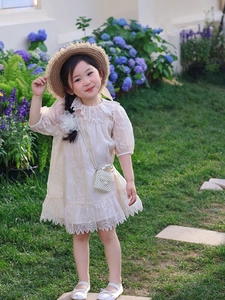 Détail du mini sac perles pour fille avec broderie florale en dentelle et chapeau paille